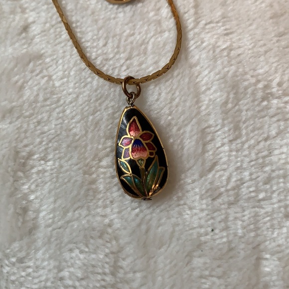 Gold tone necklace with pink flower & earrings - Picture 6 of 8